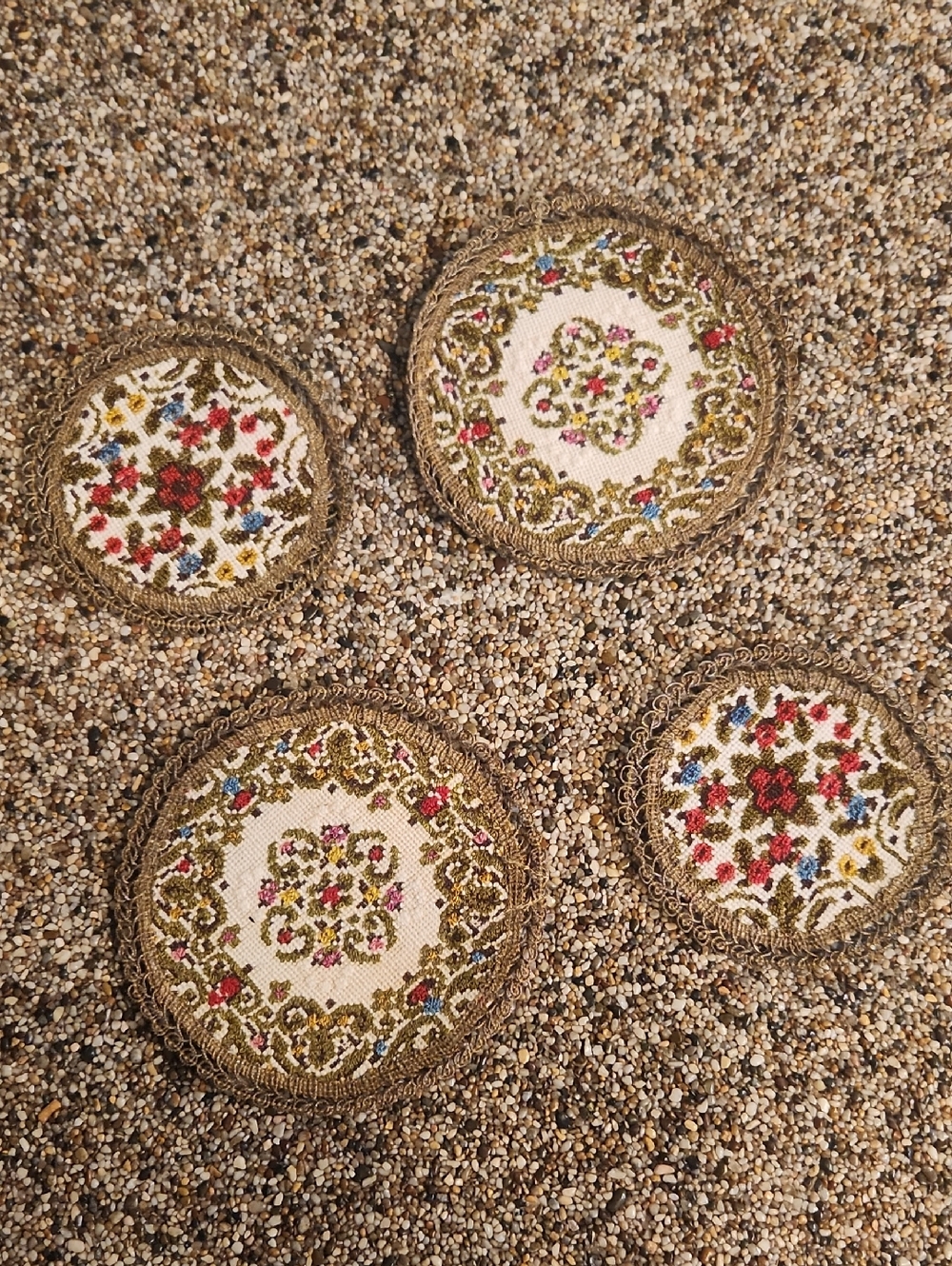 Group Muylle Made In‎ Belgium Embroidered Floral Round Doilles